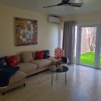 Beautiful Townhouse in gated community with pool and tennis court - close to beach, shops and downtown，位于拿骚的酒店