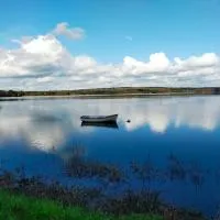 Au bord du lac Vioreau 44，位于Joué-sur-Erdre的酒店