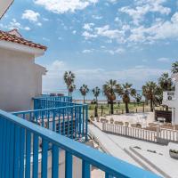 Beach Escape Beachfront Apartment，位于皮拉的酒店
