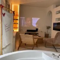 Maison avec balnéo privative & ambiance cinéma - Proche du Mont-Saint-Michel，位于Saint-Georges-de-Reintembault的酒店