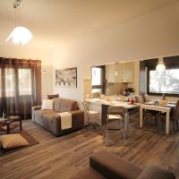 Eur Bright Spacious Terraced Apartment with private parking only for Small Cars，位于罗马Giuliano-Dalmata的酒店