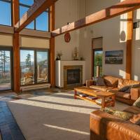 Ucluelet Luxury Oceanview Condo 3BD with Loft Steps to Beach，位于尤克卢利特的酒店