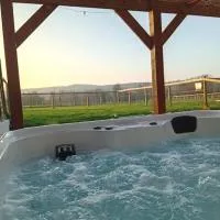 Gîte avec jacuzzi privatif et piscine privative - Haras Le Val Du Conte，位于Le Bouillon的酒店