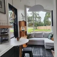 The Roost at Hidden Owl Farmstead - Luxury 1 Bdrm Cottage near Wineries and Lake,位于尤金的酒店