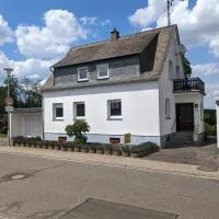 Ferienhaus Krolik - Hunsrück, zwischen Mosel, Rhein und Nahe，位于Dickenschied的酒店