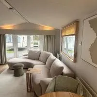 Lakeside East 61 Caravan at Haggerston Castle Play Passes not included，位于Goswick Station的酒店