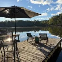 Charming Romantic Lakefront Cottage or Guest Room Depending on Availability Near Golf，位于安德森的酒店