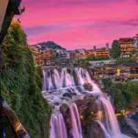 12C River View Homestay Overlooks the Panoramic Light Show of Furong Town，位于Wangcun的酒店