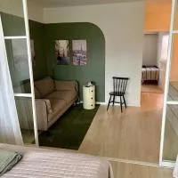 Beautiful minimalist apartment next to the train station，位于耶尔文佩的酒店