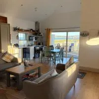 Beautiful Seaside Cottage Wicklow town，位于威克洛的酒店