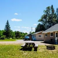 四季阿冈昆山林小屋,位于Madawaska的酒店