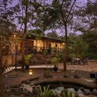 SaffronStays Terra Soul - 3BR eco-luxury pet-friendly pool villa with gazebos, bar & fish pond near Imagica & Pali Temple,位于Jambhulpāda的酒店