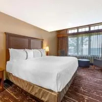 Best Western Premier The Lodge on Lake Detroit,位于底特律莱克斯的酒店