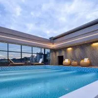 Phoenix Sky Pool Hotel-Newly Opened 2026 Free Pick-up Service Rooftop Infinity Pool Kids Playground On-site Café Near Fenghuang Scenic Area,位于凤凰的酒店