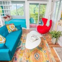 Vibrant Vacay - Studio Loft for 4 with Deck, Wifi, Hot Tub & Pools,位于加特林堡的酒店