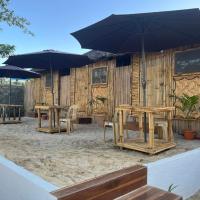 AJ's Beachfront Bamboo Guesthouse，位于爱妮岛的酒店