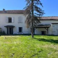 Maison de campagne proche Angoulême，位于Torsac的酒店