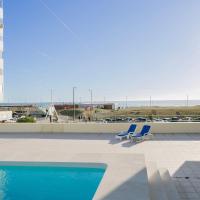 Two-bedroom beachfront with pool - Costa da Caparica，位于卡帕里卡海岸的酒店