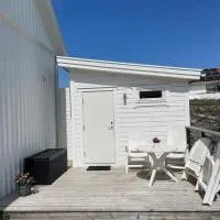 Cottage near the ocean On Smögen，位于斯默根的酒店