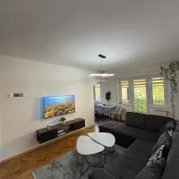 Modern 2BR Apartment Karpoš with Private Parking，位于斯科普里的酒店