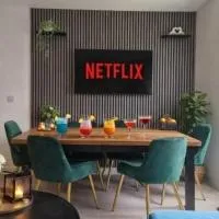 Gatwick Cozy Stopover 4 bedroom house with free Parking，位于Copthorne的酒店