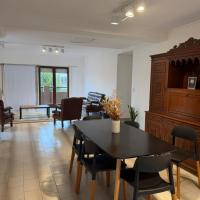 4 ambientes a 3 cuadras de la playa con parrilla y cochera - Totalmente renovado!!，位于马德普拉塔的酒店