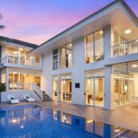 Beach Access Luxury 5BR Villa Private Pool Near My Khe Beach, Premier Village，位于岘港的酒店