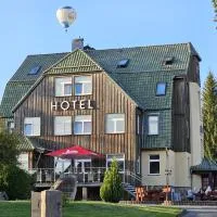 waldhotel AUSZEIT mit Restaurant & Café，位于塔内的酒店