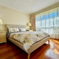 Cozy and Quiet Home in Doncaster, Close to Shops & Transport,位于唐卡斯特的酒店