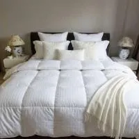 Luxury Modern 3BR Apartment Near Airport Fast Wi-Fi PS4 Workstation，位于乌兰巴托的酒店