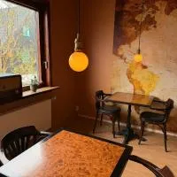 Guesthouse Leon - Historic Home Near City Center with Free Parking,位于托尔斯港的酒店
