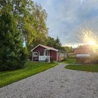 Cabin with big garden and parking,位于厄勒布鲁的酒店