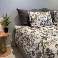 Lovely room by the sea with shared kitchen and bathroom，位于Hundsnes的酒店