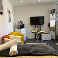 Self-Contained Studio with Ensuite & Private Access，位于Hardwicke的酒店