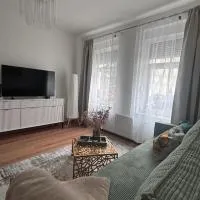 Apartment 45 - Moderne, ruhige 2 Zimmer-Wohnung mit WLAN in Wittenberge, Komplett ausgestattet mit EBK, ideal für Business, Privataufenthalte, Radfahrer sowie kurze und längere Aufenthalte - einzeln oder als Paar - Nahe Bahnhof, Zentrum - Fahrradgarage，位于维滕贝尔格的酒店