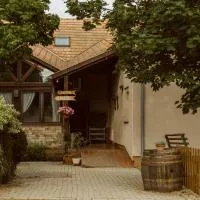 Borostyánkert Étterem & Vendégház，位于Sitke的酒店