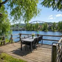 Riverside Villa with Private Jetty and Scenic Views，位于Hjältan的酒店