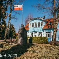 Galeria trunków regionalnych Michał Olszewski i Apartamenty，位于Brok的酒店