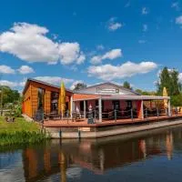 Gasthaus & Herberge Am Hafen Neukalen，位于Neukalen的酒店