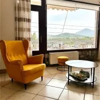 Lemon & Light Bright Apartment with View and Fireplace,位于Meligalás的酒店