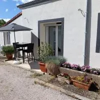 studio Lise Marion, calme,climatisé, parking privé,位于Longeault的酒店