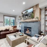 Hot Tub Steps to Dining and Ski Shuttle，位于冬季公园的酒店