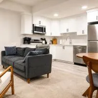 Modern 2BR Private Suite in SW Calgary,位于卡尔加里的酒店