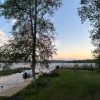 Mysig timmerstuga med sjötomt，位于格兰耶德的酒店