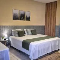 Suítes privativas, camas confortáveis, piscina, churrasqueira e playground, Roupa de Cama e tolha de banho.，位于Rubinéia的酒店