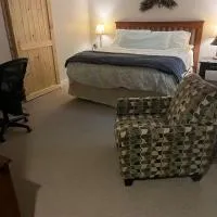 Modern Garden Suite with Ultra-Fast Fiber Near Stowe，位于Morristown的酒店