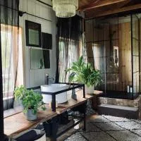 Pelēkā Māja, forestside getaway house for cosy stays，位于Brenguli的酒店