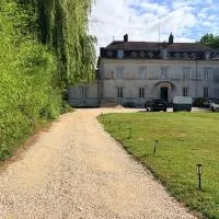 Entire Apartment in an 18th-Century Castle with Private Garden,位于Marliens的酒店