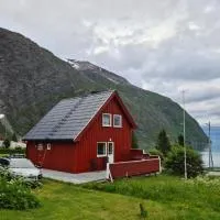Charming traditional Norwegian Cabin in Lyngen，位于Lyngen的酒店