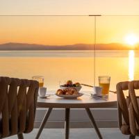 Elysian Beachfront Luxury Suite with Jacuzzi - Sea & City View - ADULTS ONLY，位于科斯镇的酒店